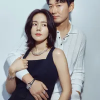 Akhirnya Unggah Foto Mesra Setelah 19 Tahun Pernikahan! 8 Potret Han Ga In dan Yeon Jung Hoon dalam Pemotretan Couple Pertama