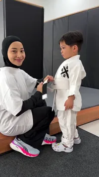Aksi Issa Latihan Brazilian Jiujitsu, Nikita Willy Tampil Berhijab Mendampingi