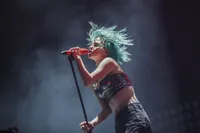 Aksi Panggung Paramore, Penawar Rindu Para Penggemar Setia