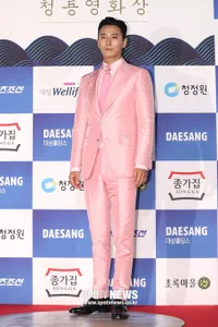Aktor di Red Carpet Blue Dragon Awards, Joo Ji Hoon Pakai Pink