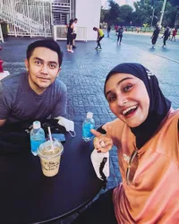 Akui Tak Bisa Masak, 8 Potret Zee Zee dan Suami yang Tetap Harmonis Selama 11 Tahun - Sering Dimasakkan Makanan Sehat