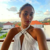Akui Tak Pernah Pakai Bra, Ini Potret Valerie Thomas yang Kian Cantik Memesona