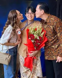 Akur dan Kompak, Ini 8 Potret Mantan Pasangan Artis Hadiri Kelulusan Anak di Tahun 2023 - Tunjukkan Kasih Sayang Tidak Pernah Terputus