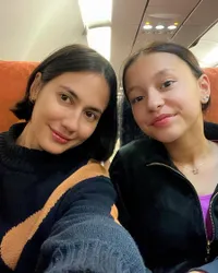 Akur Kayak Saudara Kandung, 8 Potret Chelsea Pearce Adik Sambung Pevita Pearce yang Cantik Bersuara Merdu