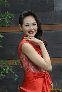 Alena Wu, Hot Mom Yang Makin Seksi Dengan Balutan Warna Merah