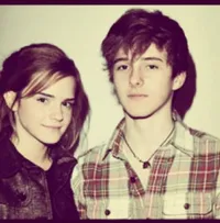 Alex, Adik Emma Watson Super Ganteng Bikin Melting Mirip Kakaknya