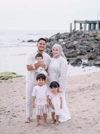 Anak Bungsu Kesha Ratuliu Sunat di Usia 4 Bulan, Anteng Saat Digendong