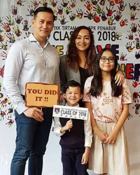 Anak Lulus TK, Marcellino Lefrandt & Dewi Rezer Kompak Dampingi