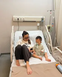 Anak Masuk Rumah Sakit, Potret Stella Cornelia dan Fendy Chow Kompak Jaga Berdua 