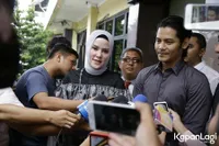 Angel Lelga & Fiki Alman Hadir di Polres Untuk Jalani Pemeriksaan