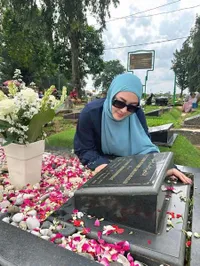 7 Potret Angelina Sondakh Ziarah ke Makam Adjie Massaid, Penuh Kerinduan