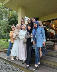 Anggotanya 8 Artis Cantik! Potret Circle Pertamanan Lesti Kejora yang Ramai Disorot - Ada Dalam Suka dan Duka