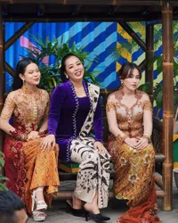 Anggun dan Cantik, 8 Potret Melly Lee dalam Balutan Kebaya - Bisa Jadi Inspirasi 