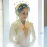 Anggun dan Penuh Makna, 8 Potret Seleb Tampil Manglingi Saat Kenakan Busana Rancangan Didiet Maulana di Hari Spesial - Terbaru Ada Via Vallen