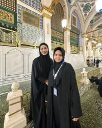 Anggun Memesona, 8 Potret Amora Selama Umrah Bareng Kris Dayanti - Cantik dengan Hijab Sederhana 