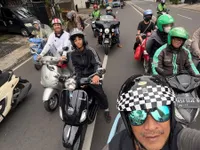 Anjasmara Asyik Sunmori Naik Vespa, Santai Nikmati Waktu Luang