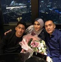 Anniversary 21, Marini Zumarnis & Suami Dapat Hadiah Spesial