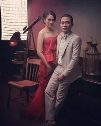 Anniversary 9 Tahun Pernikahan, Lukman Sardi dan Istri Kian Mesra