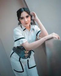 Anti Buka-Bukaan, 8 Potret Penyanyi Dangdut yang Tampil Sopan & Anggun Saat Manggung