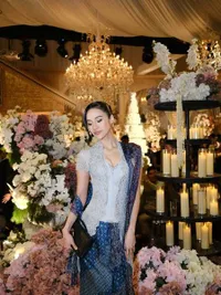 Anya Geraldine Tampil Anggun Berkebaya Saat Kondangan, Cantik Maksimal