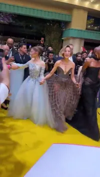 Ariana Grande Syok Dipeluk Fan saat Gala Premiere WICKED: FOR GOOD di Singapura, Cynthia Erivo Pasang Badan