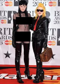 Artis Bergaun Terburuk di BRIT Awards 2016, Bikin Geleng Kepala!
