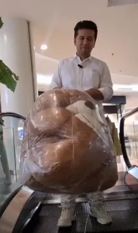 Arumi Bachsin Ultah, Potret Emil Dardak Beri Surprise dan Kado Boneka Raksasa - Gotong Sendiri dari Mall