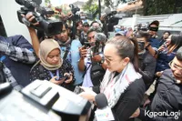 FOTO: Ashraf Sinclair Meninggal Dunia, Sederet Artis Mulai dari Rossa - Daniel Mananta Sudah Tiba di Rumah Duka