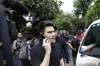 Ashraf Sinclair Meninggal, Sederet Selebritis Melayat ke Rumah Duka Mulai dari Nia Ramadhani & Ardi Bakrie Sampai Isyana & Rayhan