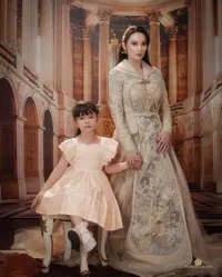 Asmirandah Photoshot Bareng Chloe, Pesona Ibu dan Anak dengan Busana Elegan