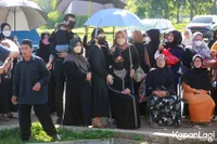 Asmirandah Tak Kuasa Tahan Tangis di Pemakaman Sang Ayah, Tetap Berusaha Kuatkan Ibunda