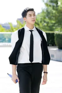 Aura CEO Bertaburan, Intip 15 Potret Keren Member BTS Dalam New York Trip Berikut!