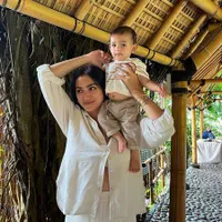 Aura Hot Mom Terpancar, 8 Potret Jessica Iskandar Momong Anak - Sempat Disindir Karena Terlalu Terbuka