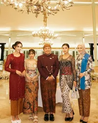 Aura Mahal! 8 Potret Awkarin Kenakan Kebaya ke Solo Gala Dinner