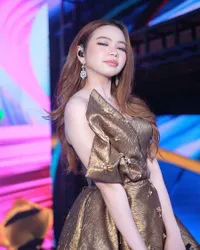 Auranya Mahal, 8 Potret Cantik Lady Rara dalam Balutan Dress Emas