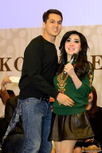 Aw! Saat Vampir Ganteng Kevin Julio Gigit Leher Cantik Syahrini