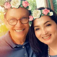 Awet Muda! 7 Potret Anna Maria, Istri Roy Marten yang Tetap Modis Jelang Usia 60 Tahun - Selalu Jadi Wanita Cantik Bagi Suami
