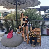 Awet Muda, 7 Seleb Ini Malah Terlihat Seperti Kakak Ketimbang Ibu Dari Anak-Anak Mereka