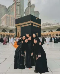 Awkarin ke Makam Lula Lahfah Usai Balik dari Melbourne, Kenang Persahabatan 10 Tahun