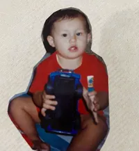 Ayah Anak Ganteng Semua, Ini 8 Potret Andhika Pratama Waktu Kecil dan Saka yang Mirip Banget