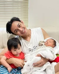 Ayah Super Sigap, Ini 8 Potret Caesar Hito yang Telaten Momong Anak Hingga Jaga 2 Bayi Sekaligus!