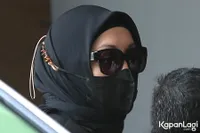 Ayah Tercinta Baru Saja Meninggal Dunia, 8 Potret Angelina Sondakh Datang Ke Rumah Duka