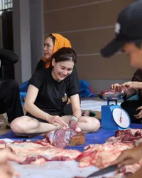 Ayu Ting Ting Ikut Potong Daging Kurban, Tetap Cantik Natural