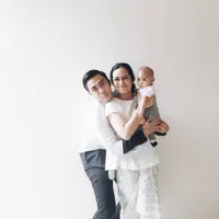 Ayudia, Ditto & Baby Sekala Jadi Keluarga Mata Besar Yang Kompak