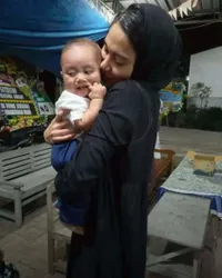 Azizah Salsha Takziah di Rumah Duka Ayah Pratama Arhan, Matanya Sembab