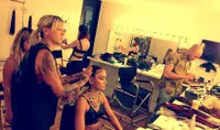 Agnes Monica Kenakan Kebaya Super Sexy Pada Klip Barunya