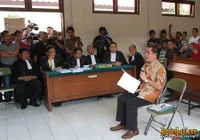 Ahmad Suhaebi Bacakan Pledoi di PN Cibinong