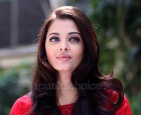 Aishwarya Rai Potong Kue Ulang Tahun Bersama Media