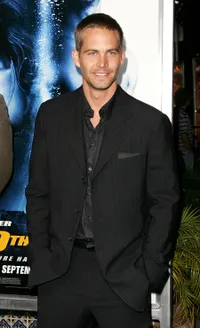 Aksi Belasungkawa Fans Paul Walker di Sekitar Lokasi Kecelakaan
