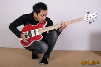 Aksi Bondan Parkoso Dengan Bass Kesayangan